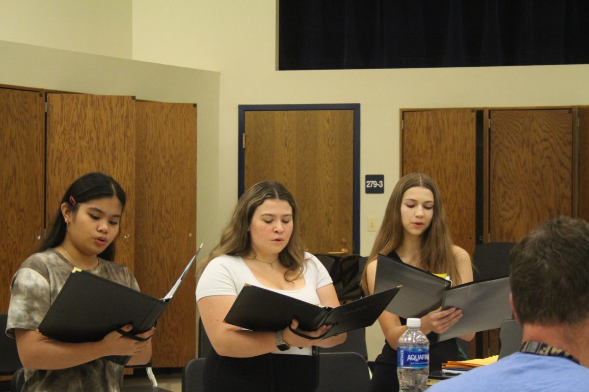 Students Julia Babia 26’, Cassidy Selig 26’, and Brooke Bunnell 26’ practice singing "A la media noche," by David Garcia Saldana (Stahulak/LION).
