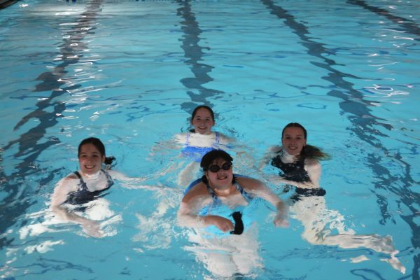 Gwendolyn Strickler, Morgan Blake, Maddie Buzek,Jayna Fleenor pose for picture while swimming in NC pool* (stahulak/lion)

