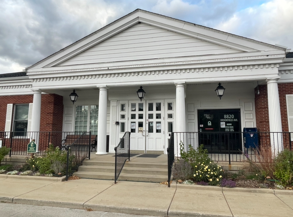 View from outside of the polling place at Brookfield Hall on Oct. 13 (Flynn/LION).
