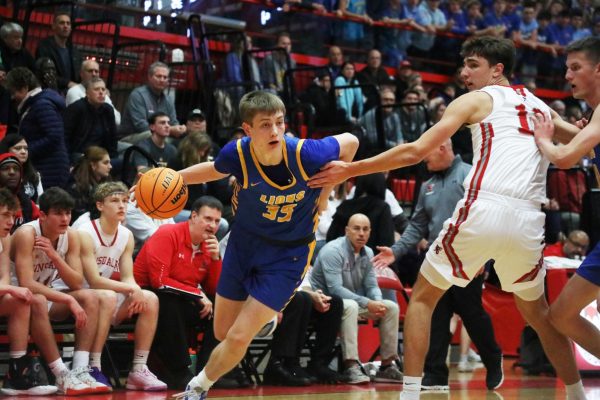 Forward Ian Polonowski ‘25 drives towards the baseline (Waliewski/LION). 
